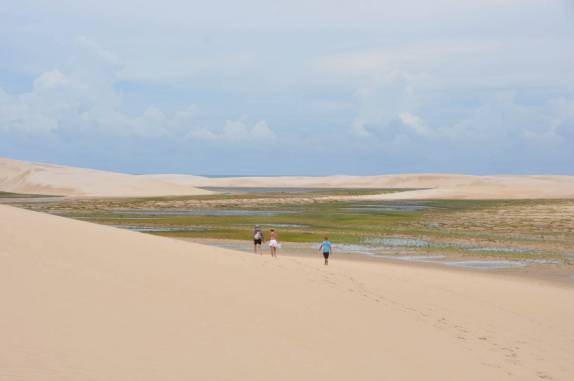Grupo caminha por entre dunas da região de Atins, nos Lençóis Maranhenses - MA